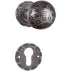 Drückerganitur geschmiedet CORTINA, Griff drehbar Ø 60 mm, mit Rosetten zum Anschrauben Ø 50 mm, Rosette für PZ-Schloss, galvanisiert, Farbe Antik-Silber